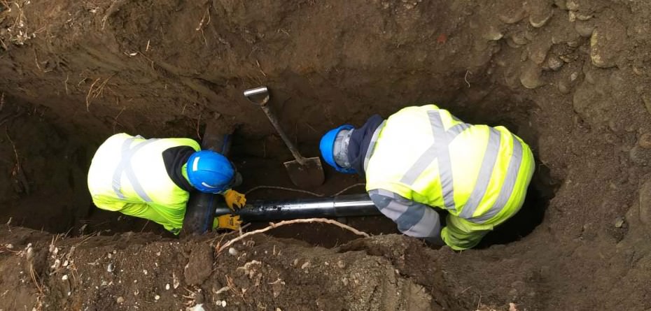 Instalación subterránea de uniones domiciliarias de alcantarillado, Currarehue